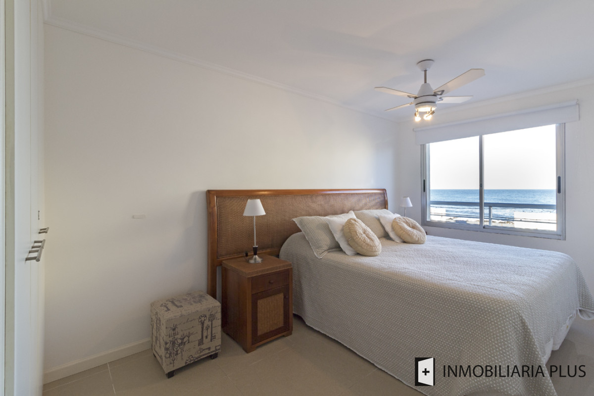 Apartamento ID.1054 - Venta de Apartamento con piscina, terraza, cochera, 2 dormitorios y 2 baños en La Península de Punta del este