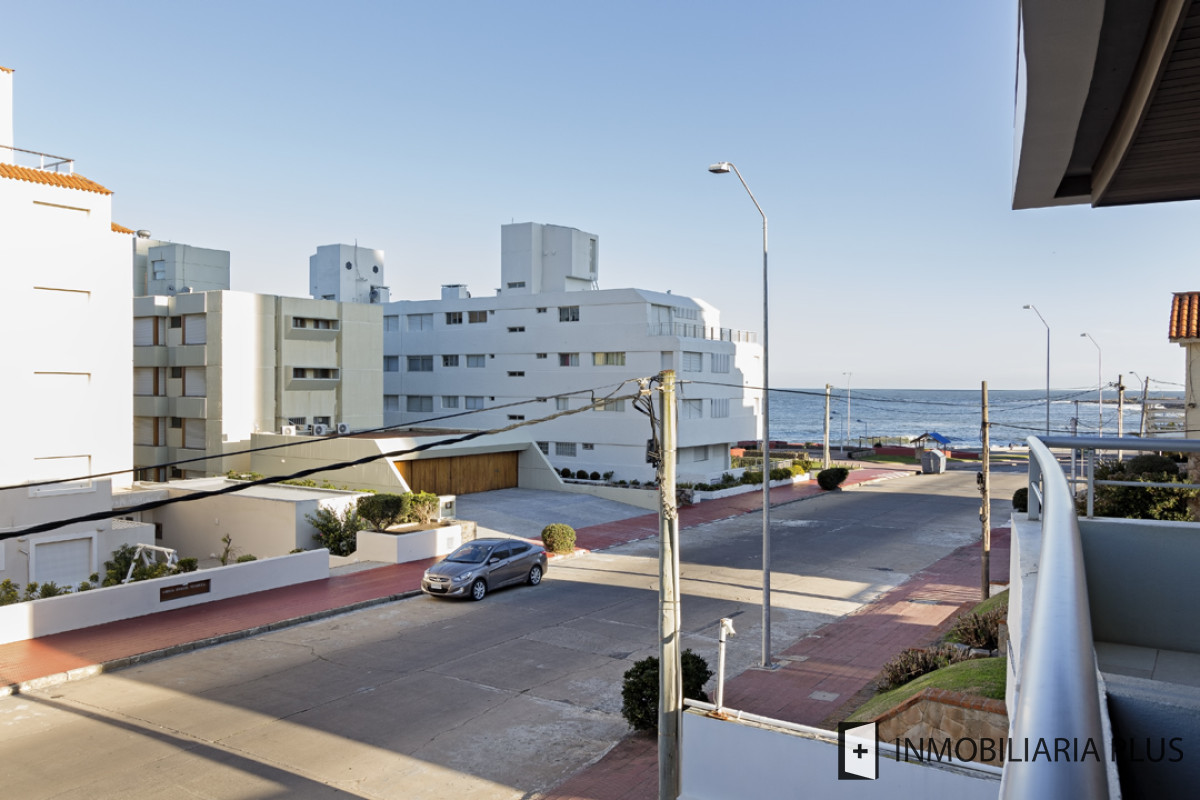 Apartamento ID.1054 - Venta de Apartamento con piscina, terraza, cochera, 2 dormitorios y 2 baños en La Península de Punta del este