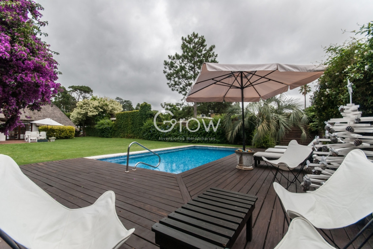 Punta del Este, Pinares, 3 dormitorios, dependencia y playroom, piscina climatizada.
