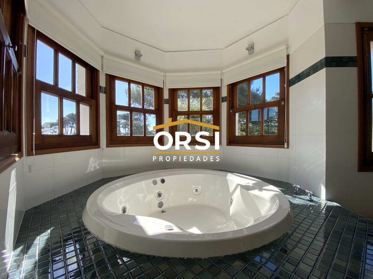 Casa ID.150 - Punta del Este, gran residencia en mansa, 6 dormitorios y piscina climatizada.