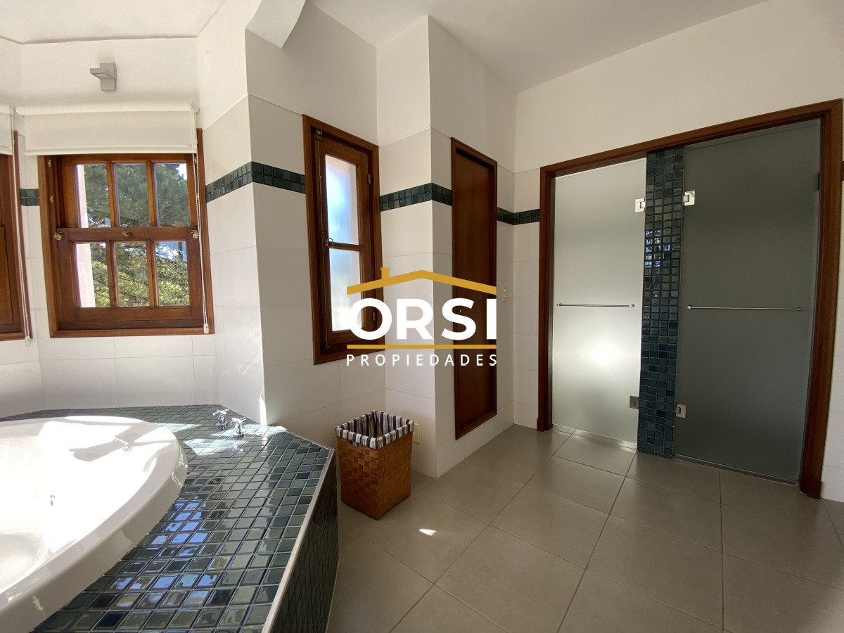Casa ID.150 - Punta del Este, gran residencia en mansa, 6 dormitorios y piscina climatizada.