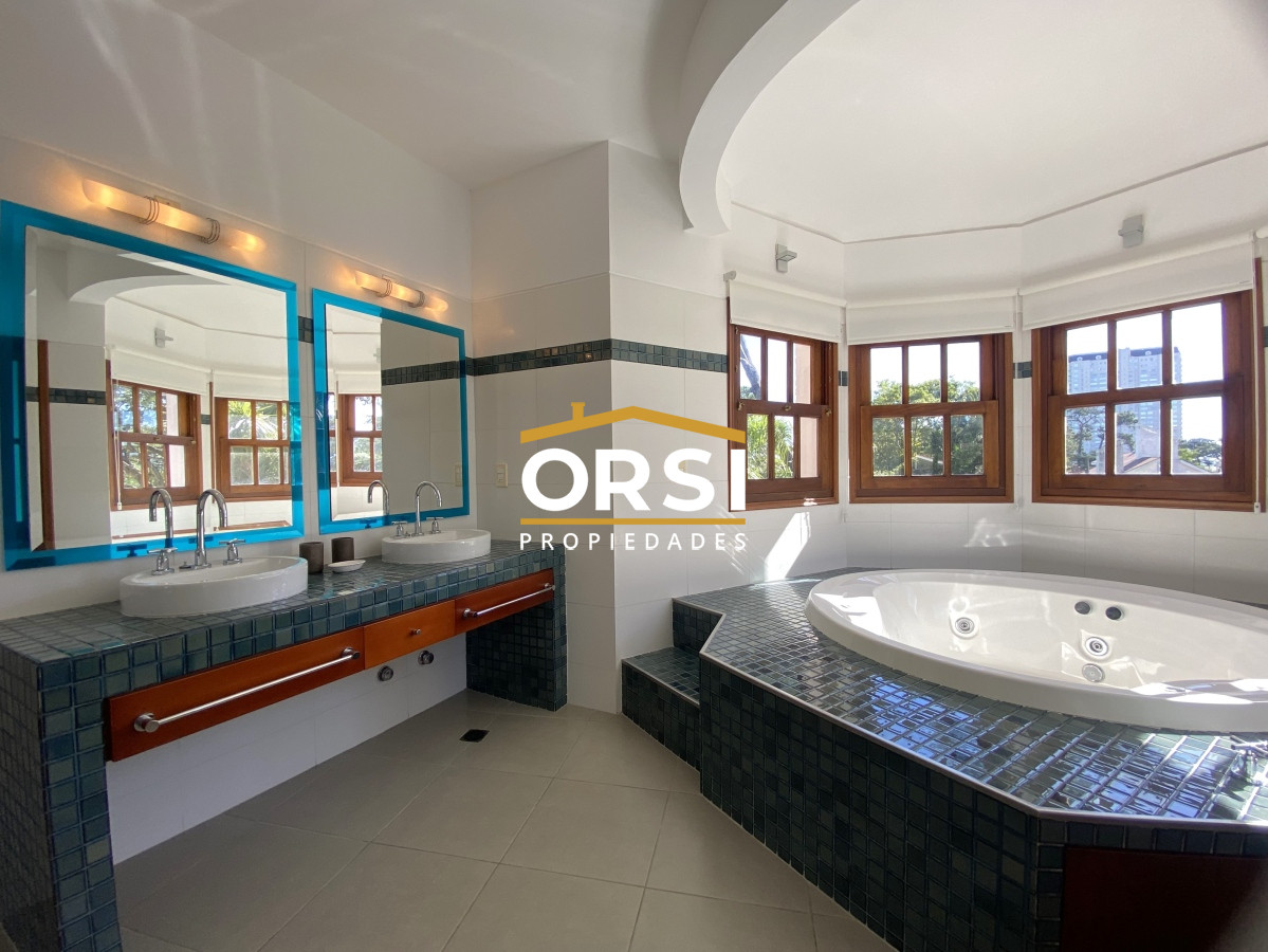 Casa ID.150 - Punta del Este, gran residencia en mansa, 6 dormitorios y piscina climatizada.