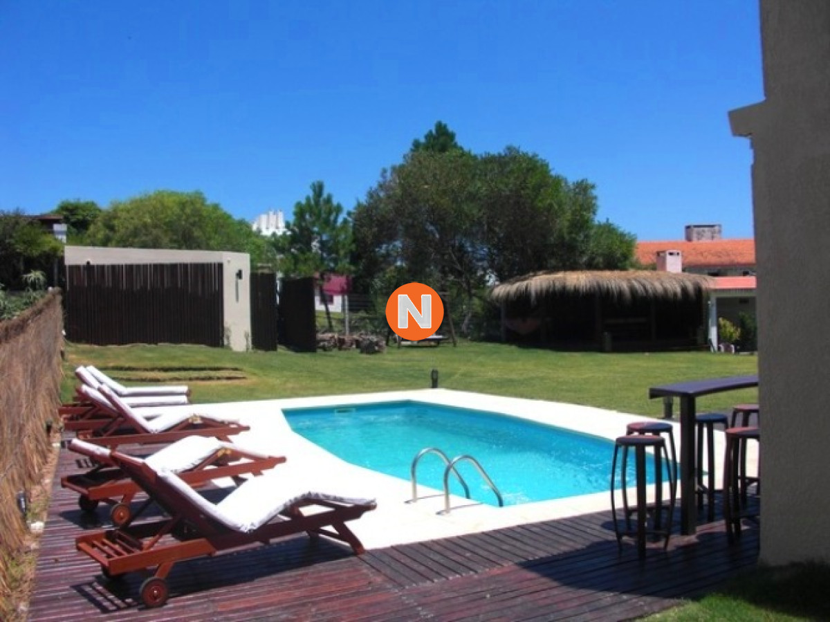 Casa Ref.220657 - Venta de Cabaña de 4 dormitorios y piscina cerca del mar, Pinares, Punta del Este 