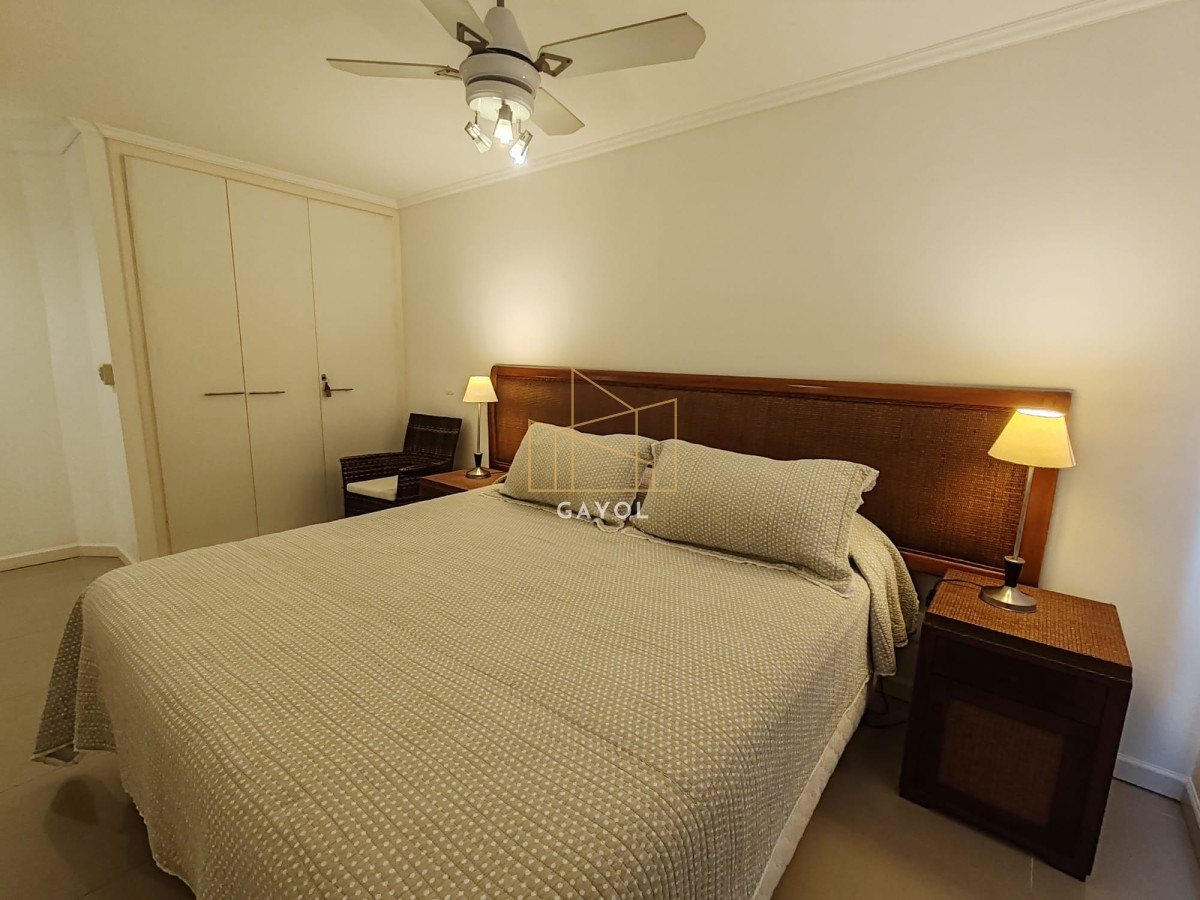 Apartamento ID.1048 - Punta del este, Península, departamento de 2 dormitorios con piscina, terraza y cochera.