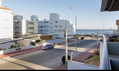 Punta del este, Península, departamento de 2 dormitorios con piscina, terraza y cochera.