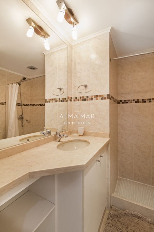 Apartamento ID.1097 - Punta del este, Península, departamento de 2 dormitorios con piscina, terraza y cochera.