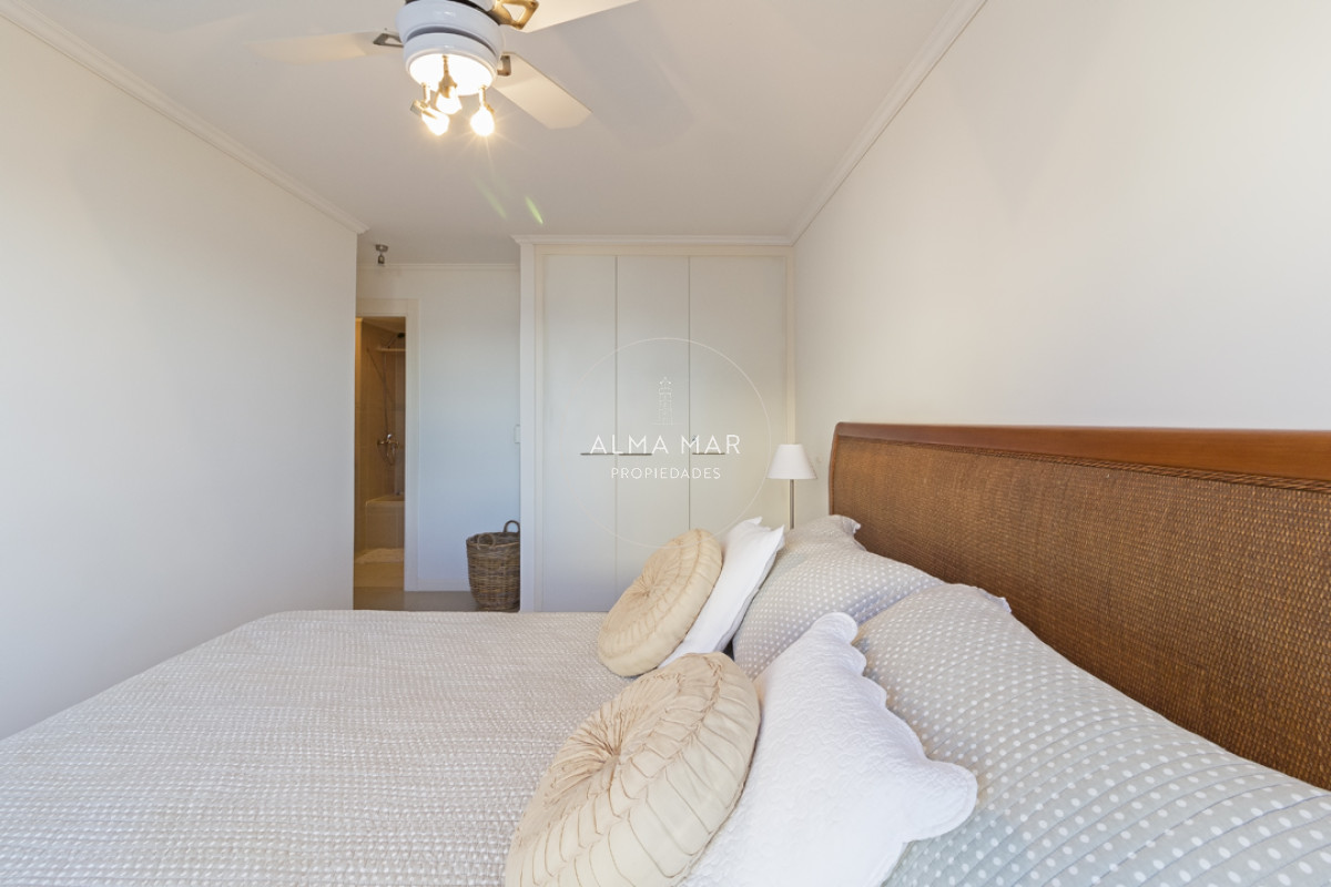 Apartamento ID.1097 - Punta del este, Península, departamento de 2 dormitorios con piscina, terraza y cochera.