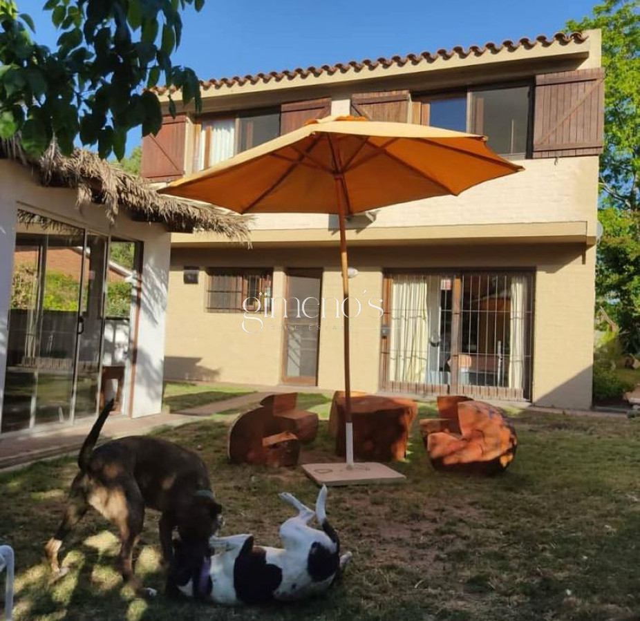 Venta de Casa 3 dormitorios, ideal para vivienda permanente - Punta del Este - Playa Mansa - Pinares