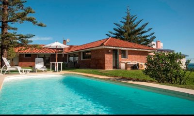 Casa en Punta del Este, playa mansa, 4 dormitorios , piscina y barbacoa.