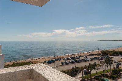 Venta apartamento, frente al mar, con vista y terraza en playa mansa, 2 dormitorios, Punta del Este