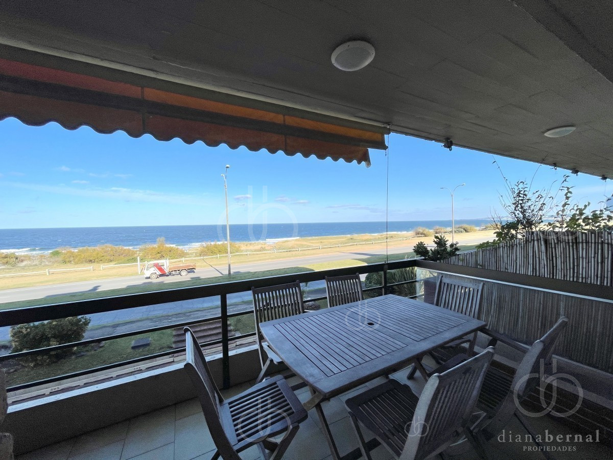 Apartamento en venta en Primera fila de Playa Mansa con parrillero y estufa a leña  - DBP55071A