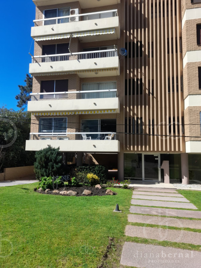 Punta del Este, mansa,  apartamnento de 2 dormitorios frente al mar. - DBP55655A