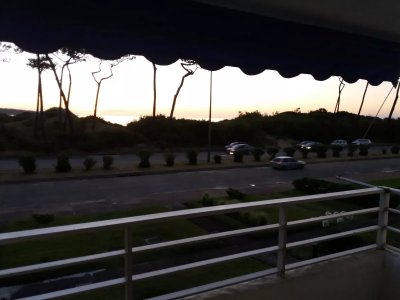 Punta del este, apartamento al frente de 2 dormitorios.