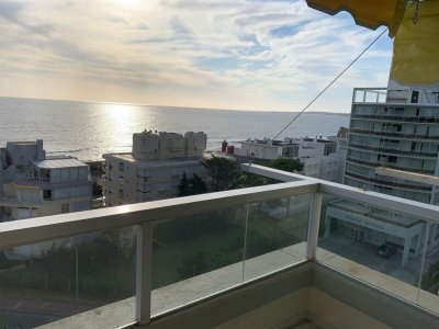 Punta del Este, terraza al mar, 3 dormitorios, servicios.