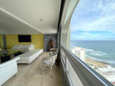 Punta del Este, Península, departamento de 235 m2, vista espectacular.