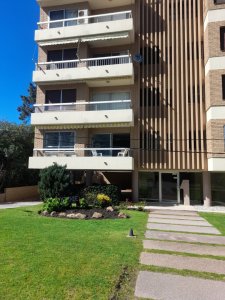 Punta del Este, mansa,  apartamnento de 2 dormitorios frente al mar.
