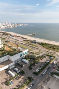 Punta del Este, a pasos del Conrad, vista al mar, mansa.