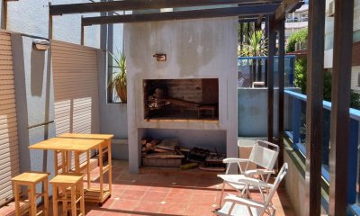 Punta del Este, 3 dormitorios con parrillero propio. Edificio con piscina.