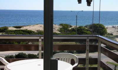 Apto con vista en 1era linea, Playa mansa, 2 dorm, terraza y gge