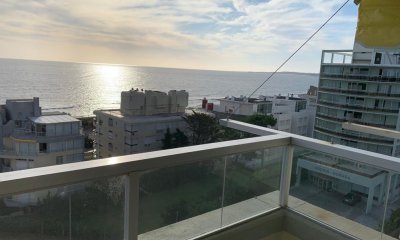 Punta del Este, terraza al mar, 3 dormitorios, servicios.