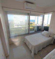 Punta del Este, apartamento en brava de 2 dormitorios y 2 baños con servicios.