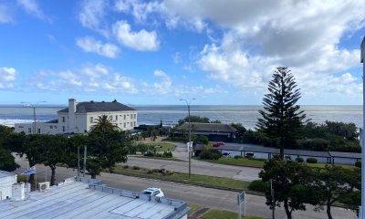 Apartamento de 1 dormitorio en edificio ubicado en primera línea de Playa Mansa.