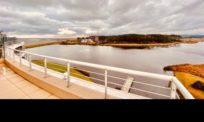 Punta del Este, apartamento de 3 dormitorios y dependencias, impresionante barbacoa exclusiva.