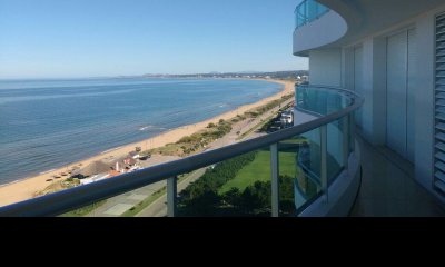 Punta del Este, Torre Aquarela, categoría sobre la mansa, vista al mar y servicios.