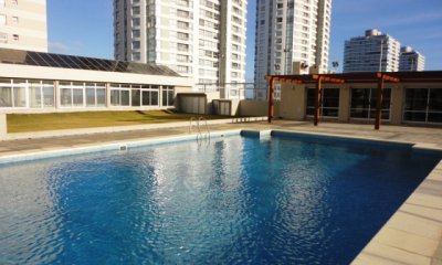 Punta del Este, apartamento de 4 dormitorios  en playa Brava frente al mar.