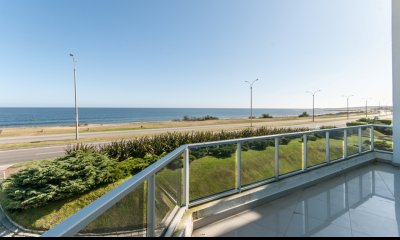 Punta del Este, Impecable dúplex frente al mar.