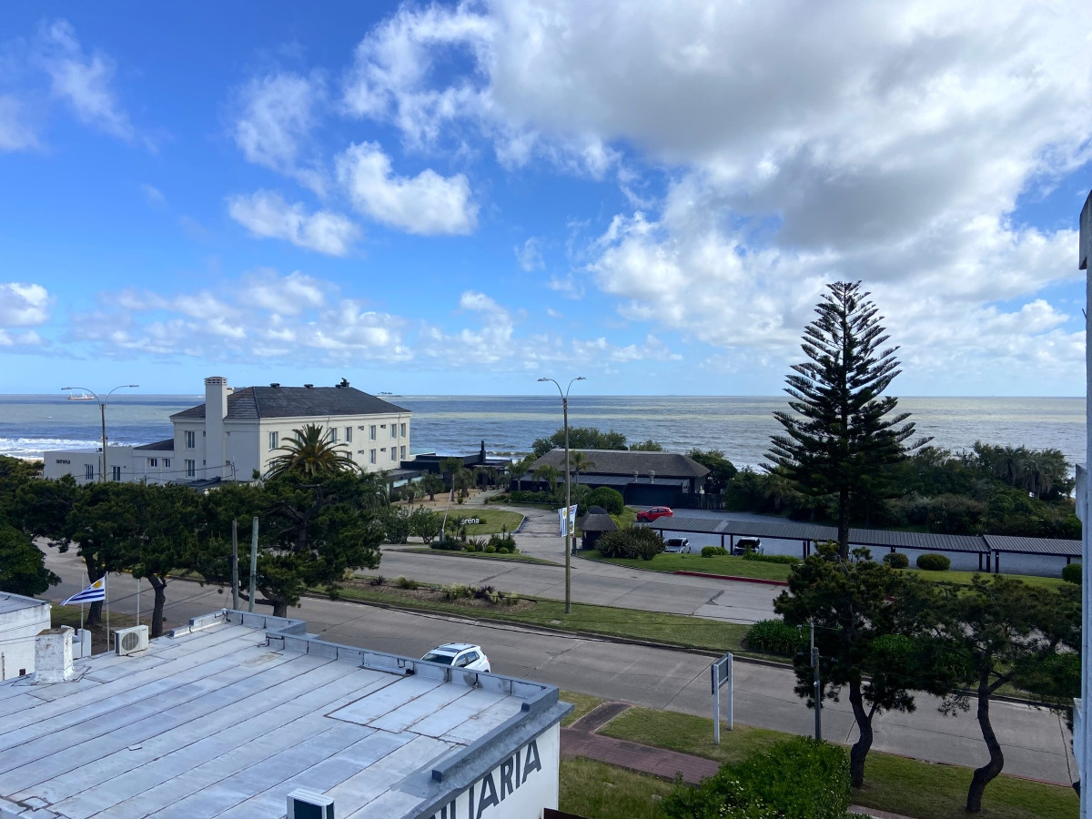 Apartamento de 1 dormitorio en edificio ubicado en primera línea de Playa Mansa. 