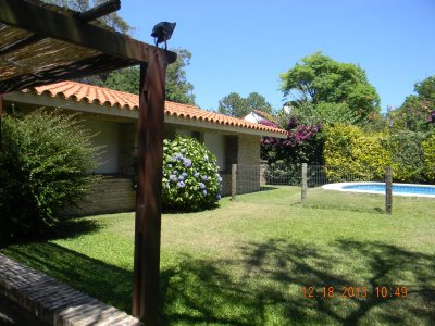 VENTA DE CASA DE 4 DORMITORIOS EN PINARES PUNTA DEL ESTE 