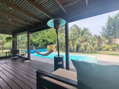 Punta del Este, Beverlly Hills, chalet de 5 dormitorios con piscina climatizada.
