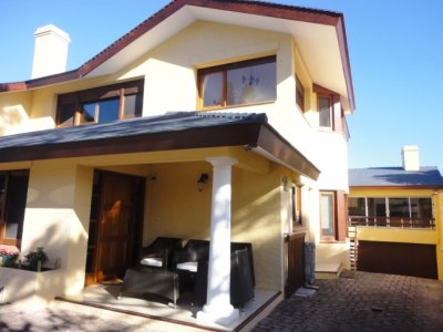 Mansa a metros del mar, chalet de 5 dormitorios, 3 baños y piscina climatizada.
