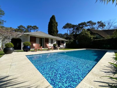 Espectacular chalet en una planta con piscina climatizada, gran barbacoa y 2300 m2 de hermoso jardín