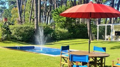 Chalet en excelentes condiciones, 100 m2 de tierra, piscina.