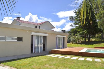 Punta del este, piscina climatizada,  2 dormitorios y 2 baños.