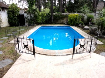 Punta del Este, Pinares, casa de 3 dormitorios con piscina cercada.