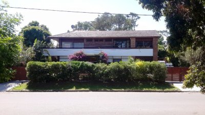 Casa de 5 dormitorios y piscina climatizada, playa mansa, Punta del Este. 