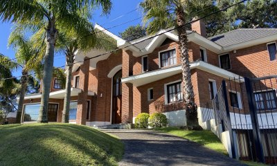 Punta del Este, gran residencia en mansa, 6 dormitorios y piscina climatizada.