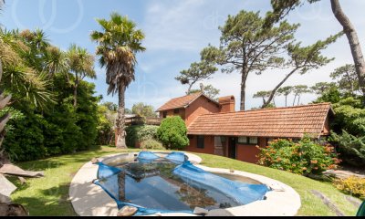 Punta del Este, Casa en Mansa con piscina climatizada y  4 dormitorios .