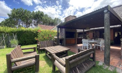 A pocas cuadras de la playa, 4 dortorios, 900m2. Punta del Este, Pinares