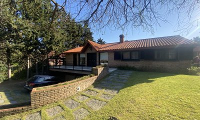 Punta del Este, importante residencia con piscina y cancha de paddle
