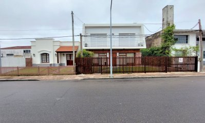 Maldonado centro, dos casas en un padrón.
