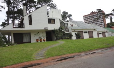 Punta del este, mansa, chalet de 5 dormitorios y servicio, piscina