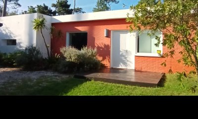 Punta del Este , chalet en 1 planta a metros del mar.