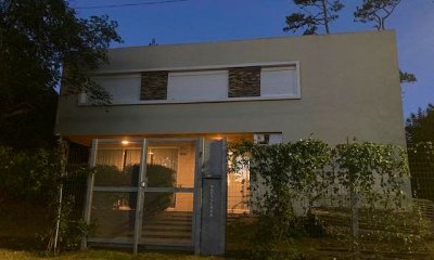 Casa de dormitorios y piscina en Pinares, Punta del Este