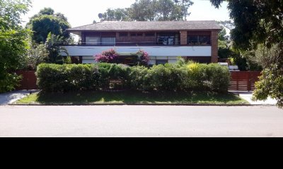 Casa de 5 dormitorios y piscina climatizada, playa mansa, Punta del Este.