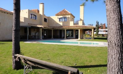 Chalet de 1.800m2, 4 dormitorios y piscina en Pinares, Punta del Este