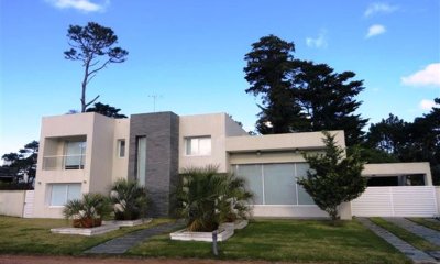 Casa en Mansa, 4 dormitorios, piscina climatizada, en barrio privado, Punta del Este